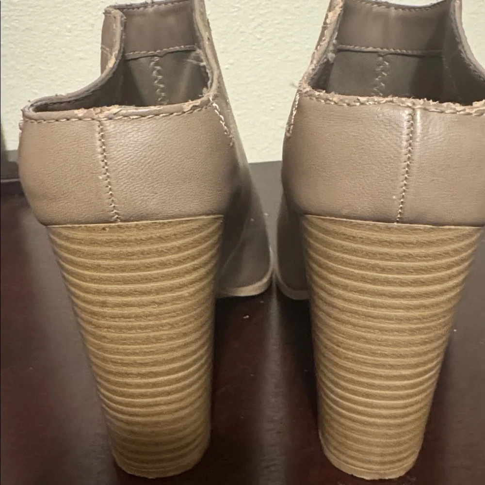 DV by Dolce Vita Beige Open-Toe Mules - Picture 2 of 2